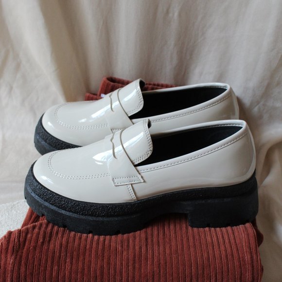 🆕️Holiday Collection// Stone Gloss finish Loafer - Picture 5 of 9